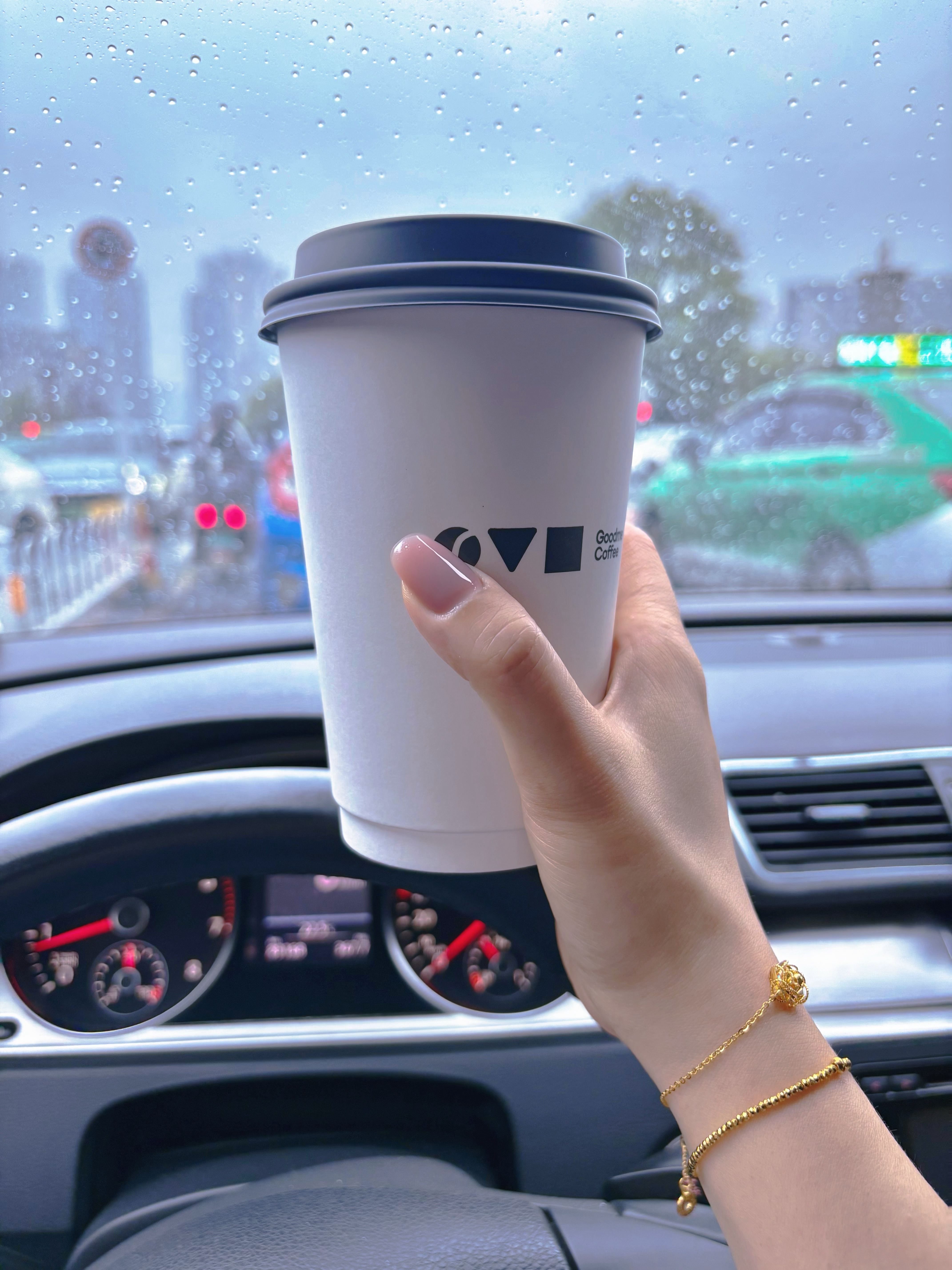 下课 整杯咖啡听雨☕️🌧️ 