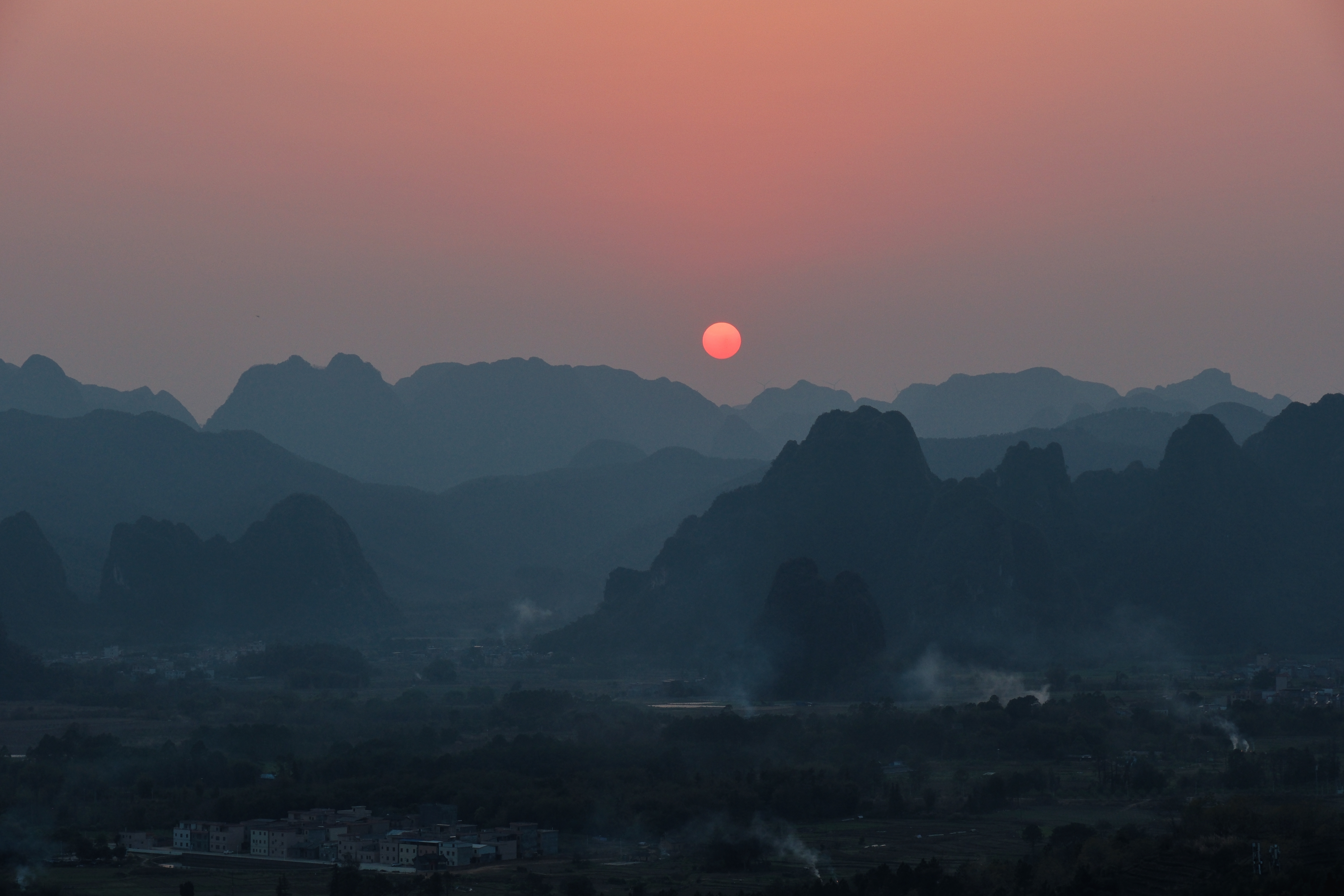 短逃离一下，今晚住山上，刚刚在崖边感受了天空从橙色到粉色再到蓝调，赏心悦目 英德