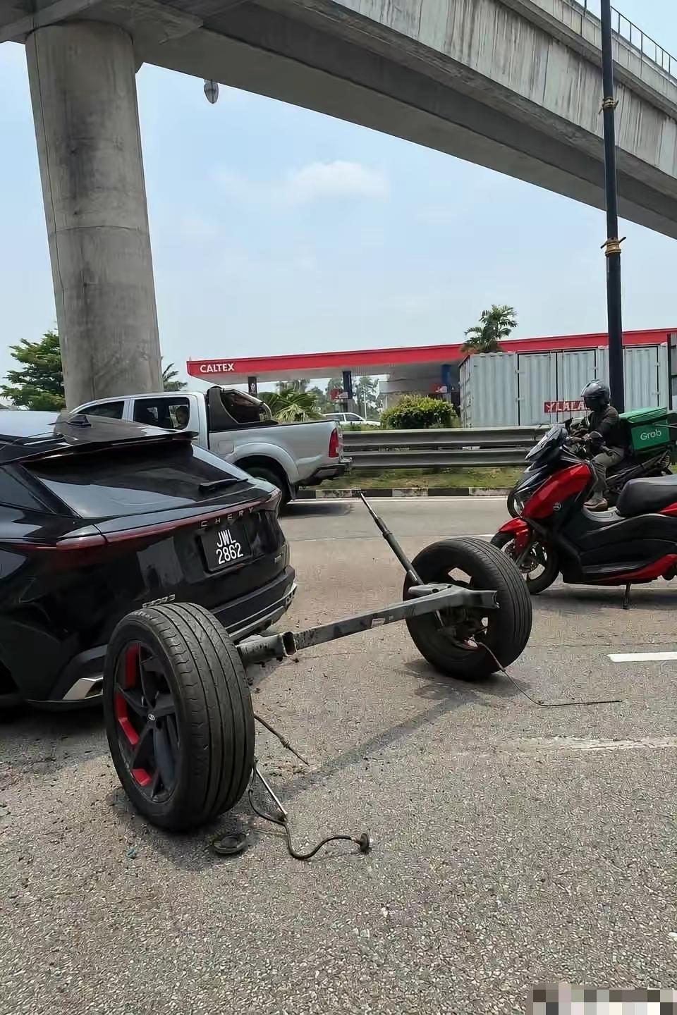 谁能想到，正常在马路上开车，汽车的后轮连同整个后桥，会直接从车身上脱落，孤零零留