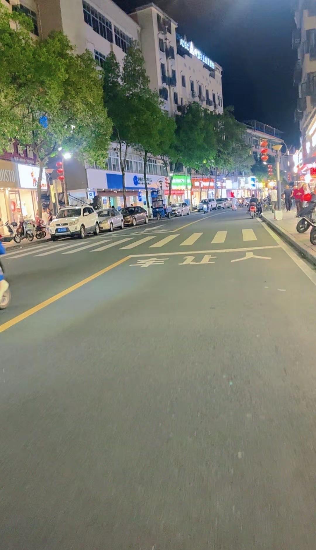 情人也是老婆  你别不信  有一种爱  做不成夫妻  却永远惦记  有一种人  
