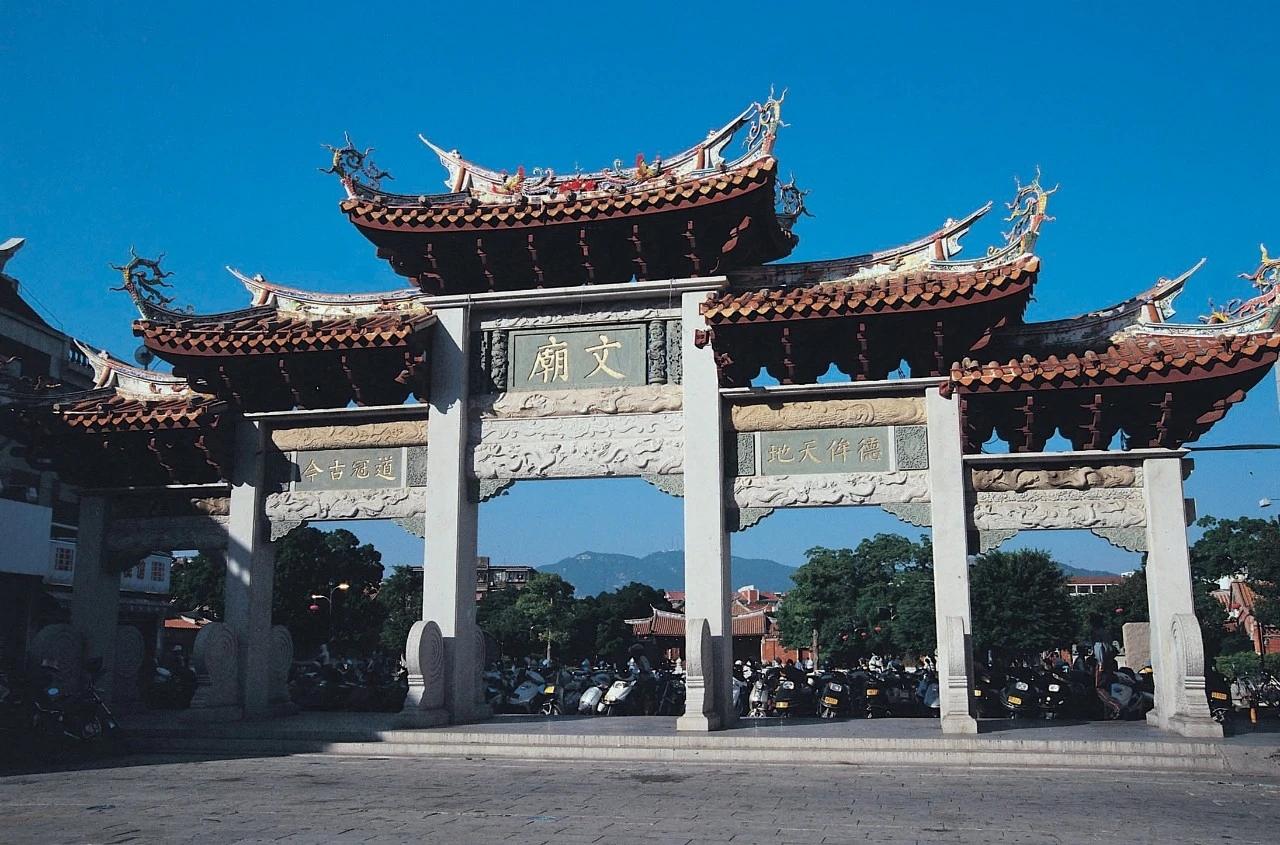 泉州关帝庙与文庙仅有百米之遥，咋天逛完关帝庙顺便去了文庙。

跨进大成门，就是畔