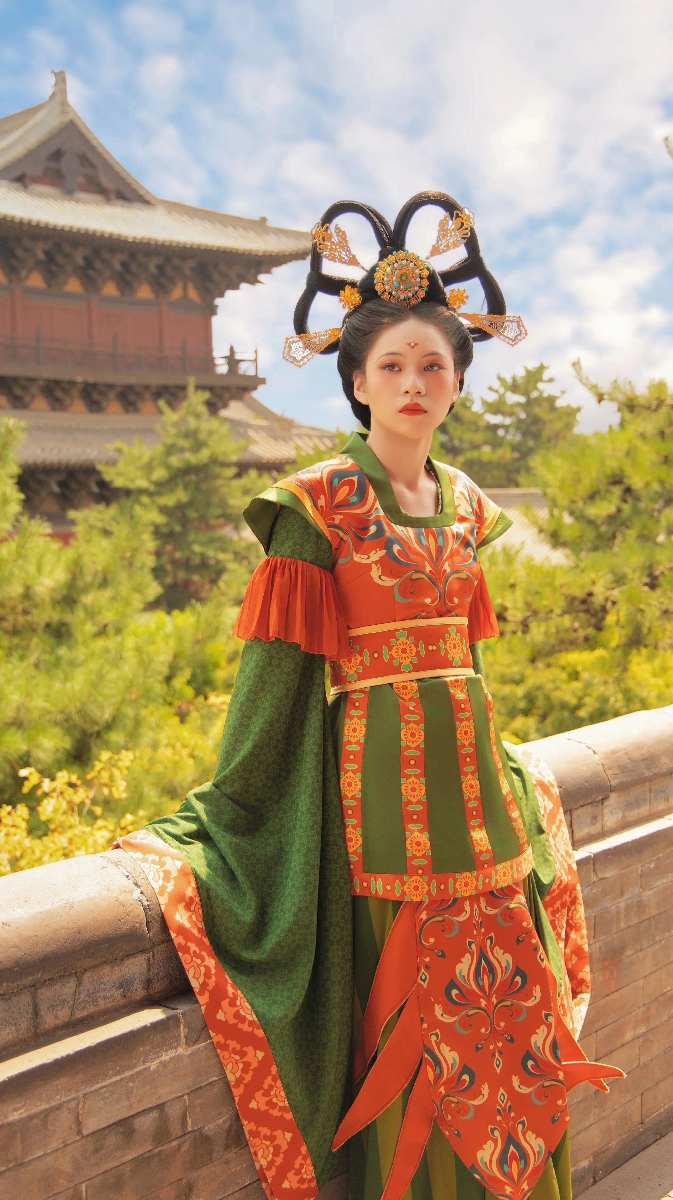 大同汉服 | 霓裳羽衣，惊鸿一面。摄影：   妆造：  服饰为定制  ...