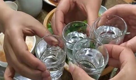“还敢请人喝酒吗？”云南丘北，58岁男子参加周岁宴，不顾旁人劝阻，一口闷掉三两白
