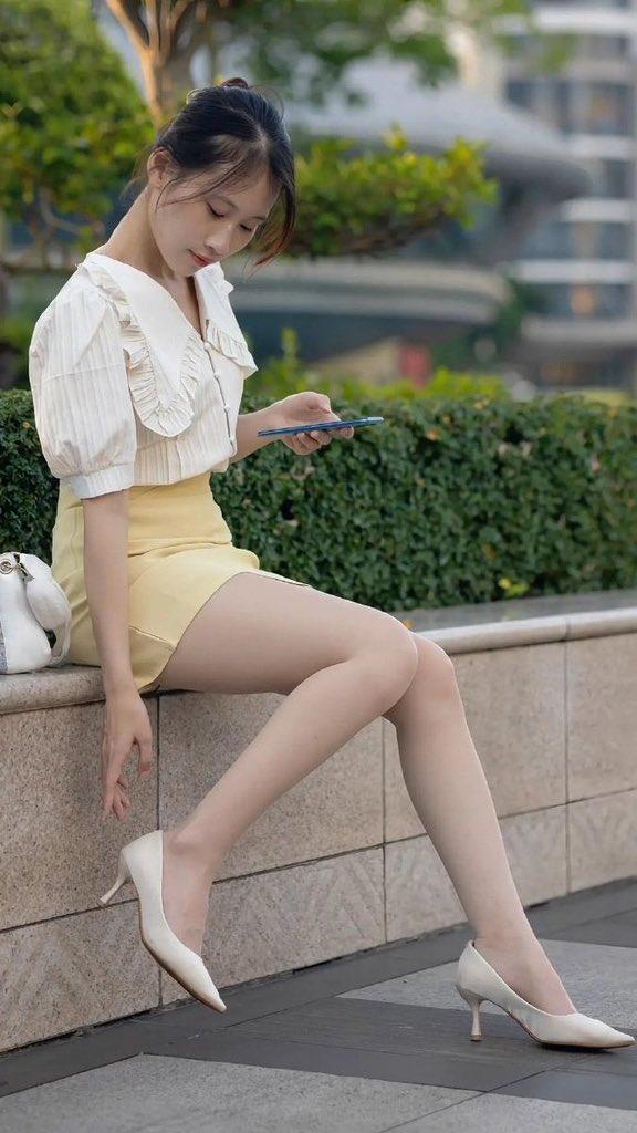 之前不知道什么叫“小妈感”，看了这两张照片，我瞬间悟了。

不是穿得成熟就叫小妈