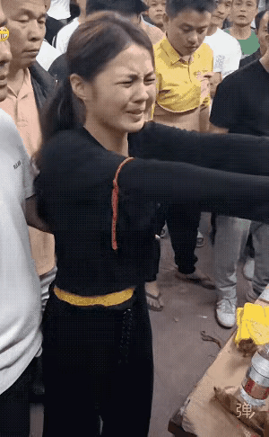 乩童的表演让人费解。
是迷信？是表演？还是真有其事？
不得而知。
背后的真相只有