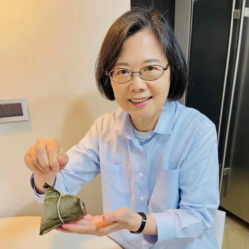 原来她也过端午。
2025年，她发文：祝福大家，端午节快乐！
这群人热爱和庆祝中