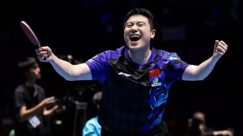 梁靖崑急疯教练吓晕观众，气死对手爽歪自己。刚结束的伦敦世乒赛，中国男乒虽然成功卫