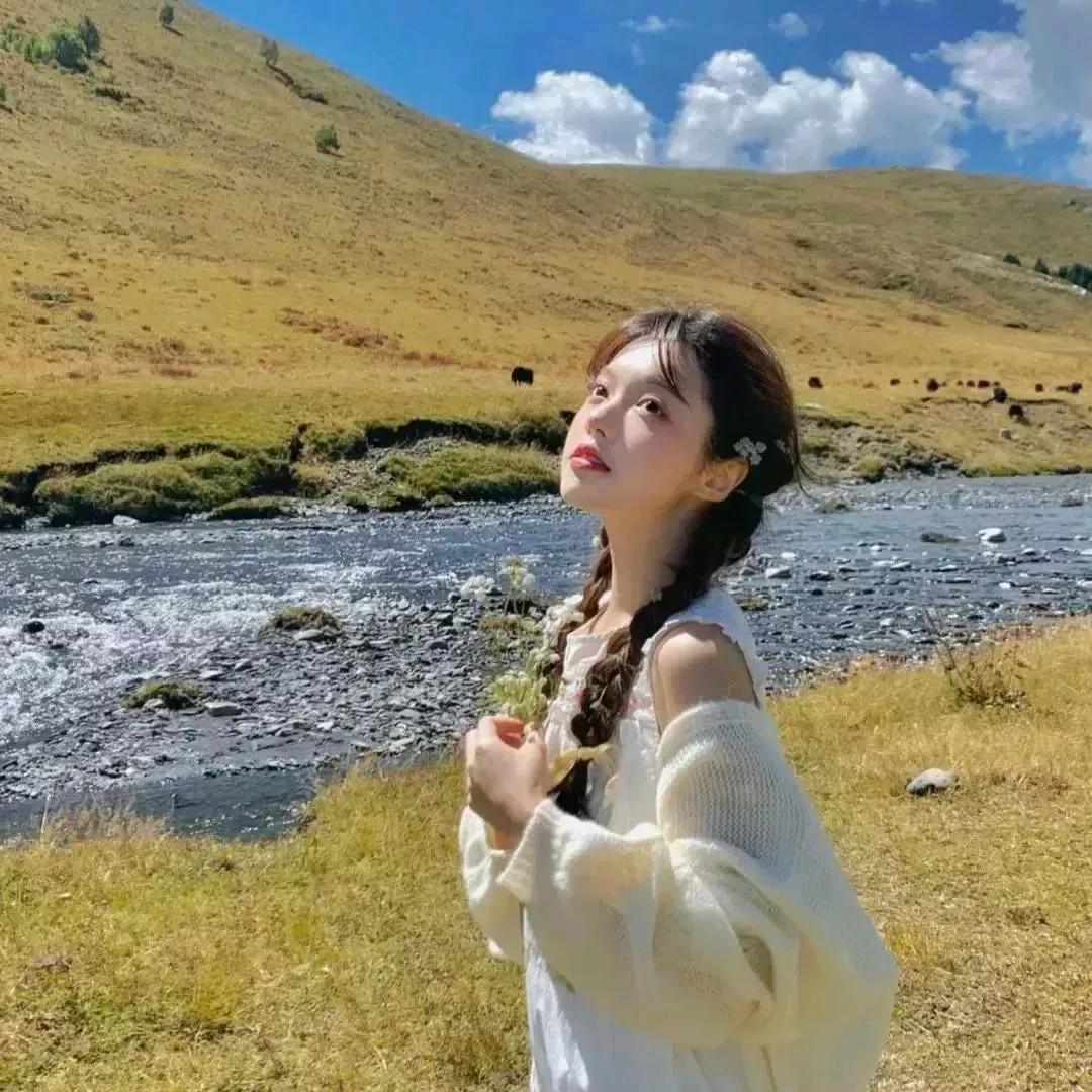 少女与野花，漫步在草原与河流间花海少女照 海边花海少女 花园里的野花 乡村田野美
