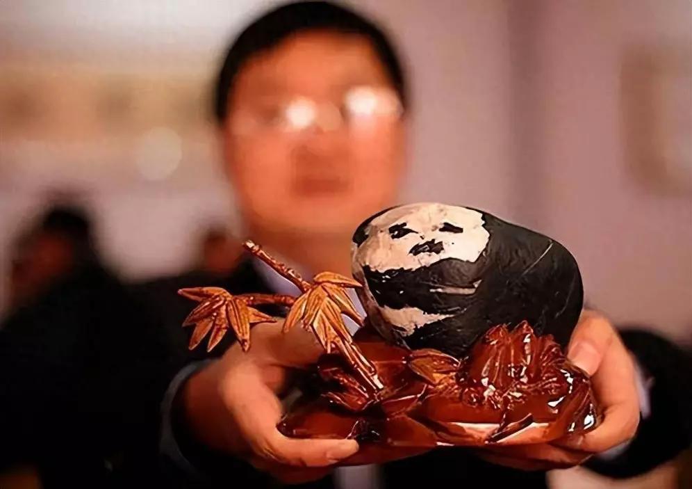 哇塞，青岛林先生在海滩居然捡到一块估价1亿的熊猫奇石！这运气简直爆棚，感觉就像中