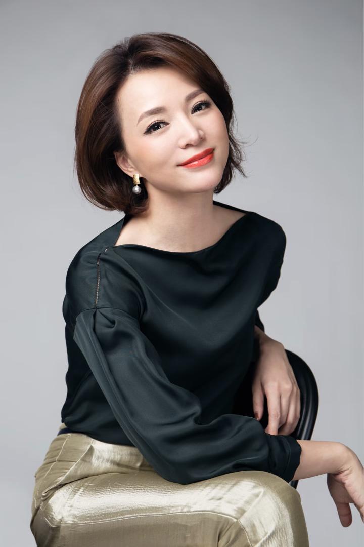 董卿想破头脑都想不明白，
为什么会因为一个姓氏，
就把一个不认识的女性，跟她联想