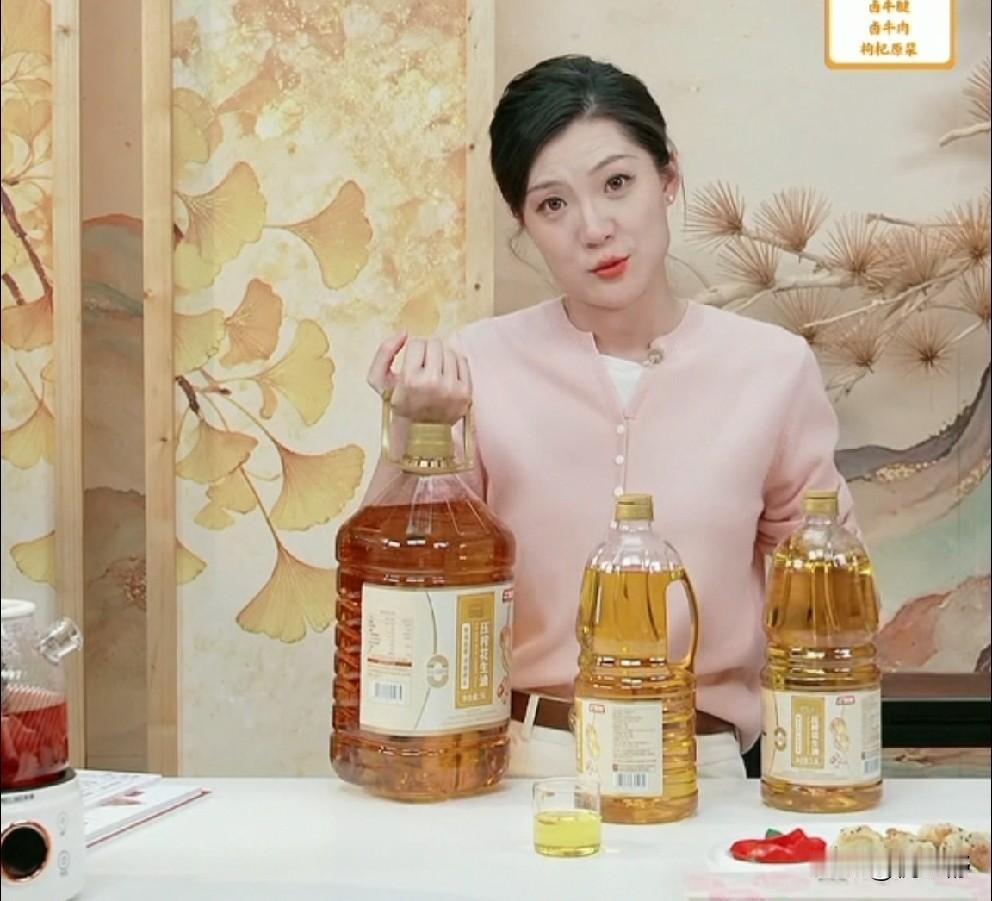 盼盼好可爱
明明可以单手
很轻松的拎起5升油[偷笑]
非要说反话
说自己很柔弱