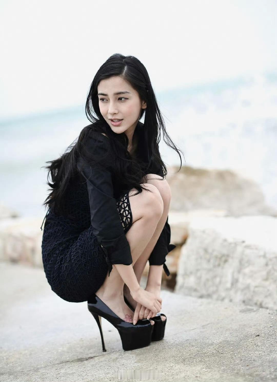 杨颖这高跟👠确实让人看不懂，自己身高也不矮啊[允悲] ​ ​​​
