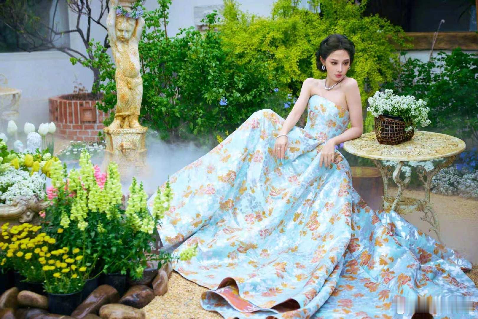 彭小苒公主盘头 北京国际电影节 优雅公主！彭小苒以温柔公主盘头亮相，搭配仙气抹胸