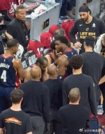 2026 年 NBA 东决 G4（骑士 vs 尼克斯）一个火上热搜的镜头：米切尔