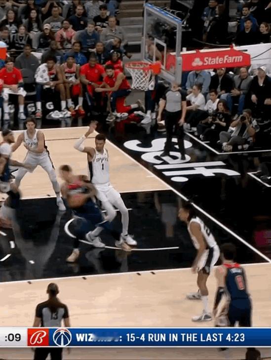 看看文班亚马这个盖帽？你甚至可以说这是一个抢断，文班亚马很快会成为最佳防守球员，