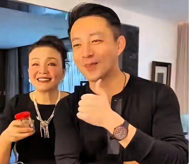 兰姐呢, 她儿子身边的人, 湾湾女回来了, 带着三宝回来了, 大家都在看, 兰姐