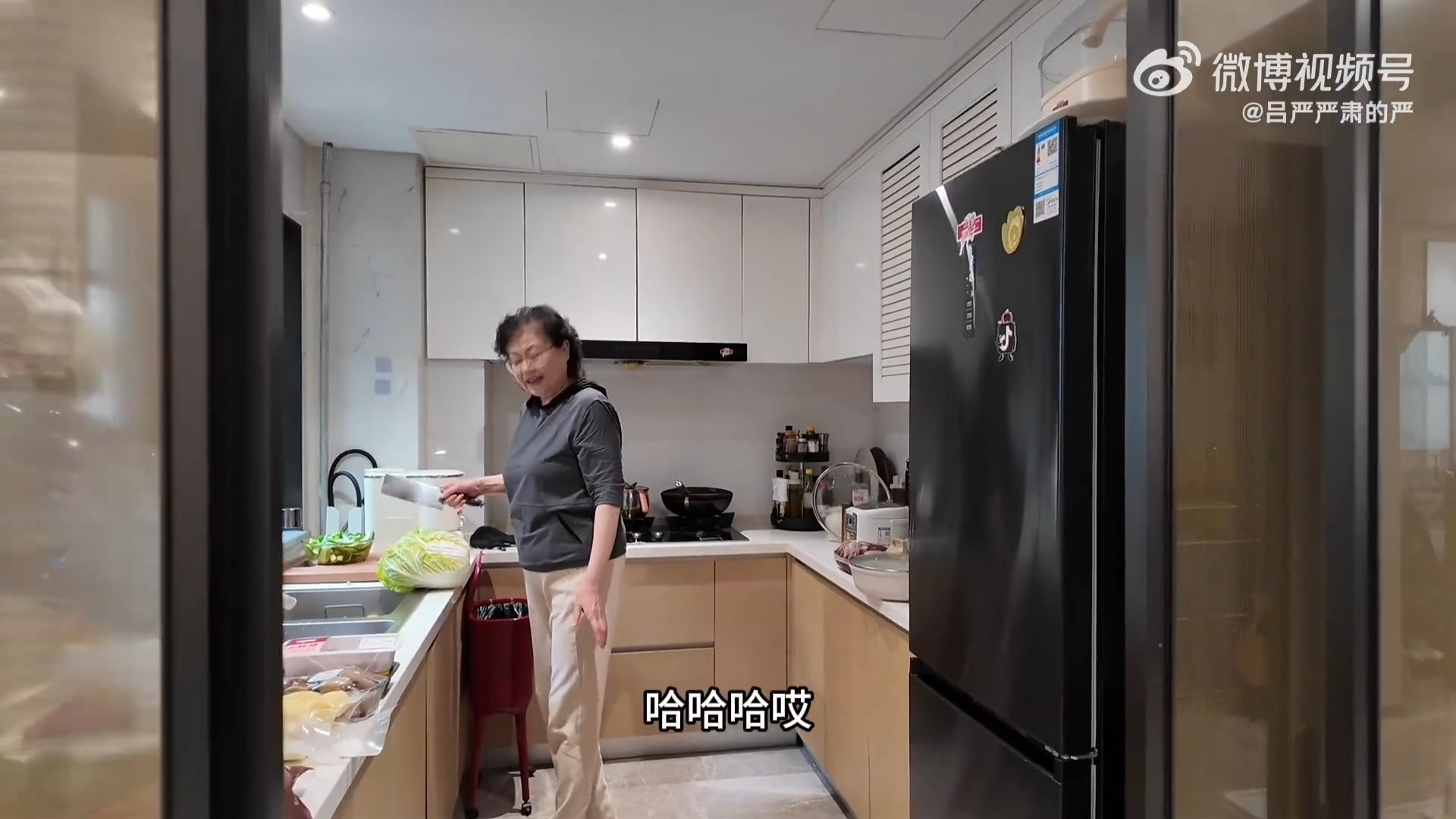 吕严食不言迎来了最权威的嘉宾吕严也太可爱了，嘴上吐槽妈妈做的菜有点咸，结果越吃越
