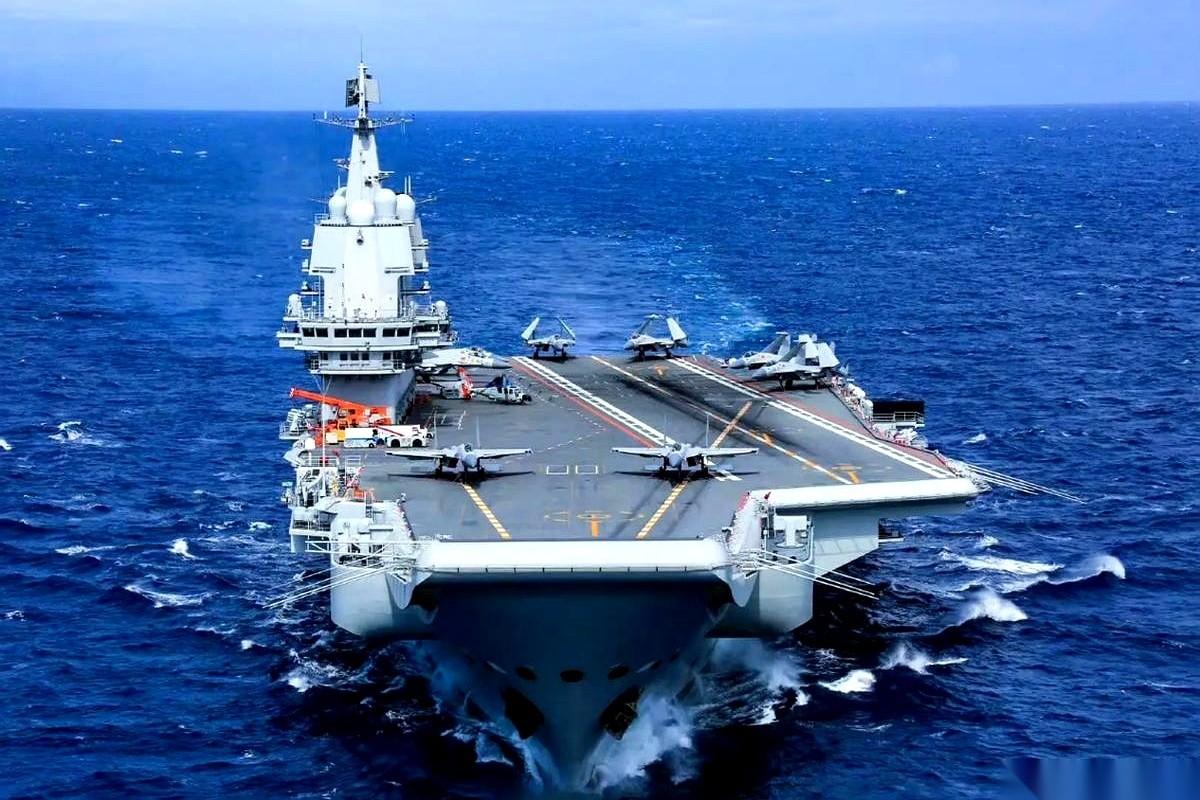 左手握着“东风快递”，号称航母见了都得绕着走。
右手又跟下饺子一样，福建舰、07