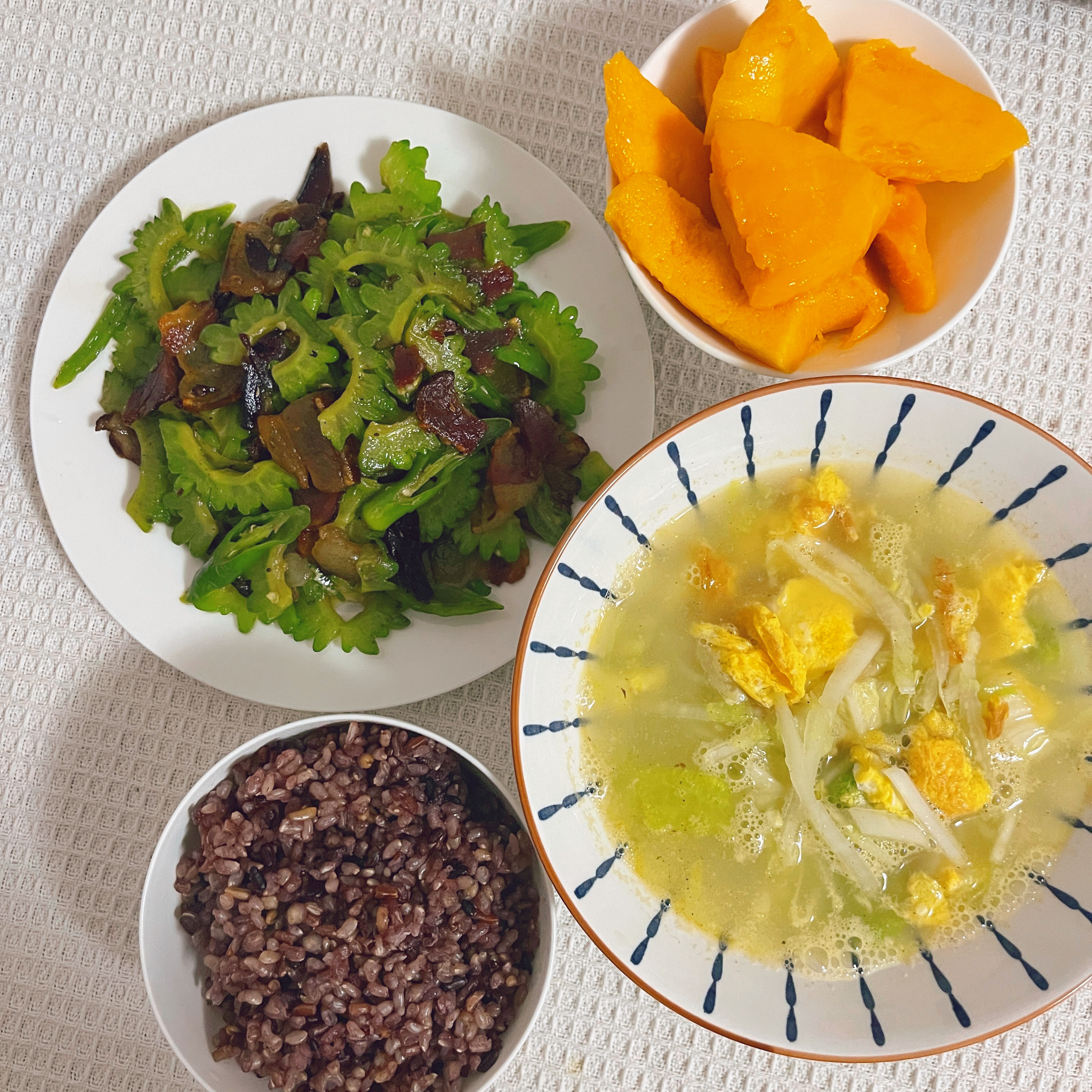 晚餐五花腊肉炒苦瓜 白菜蛋汤 粗粮饭 芒果 
