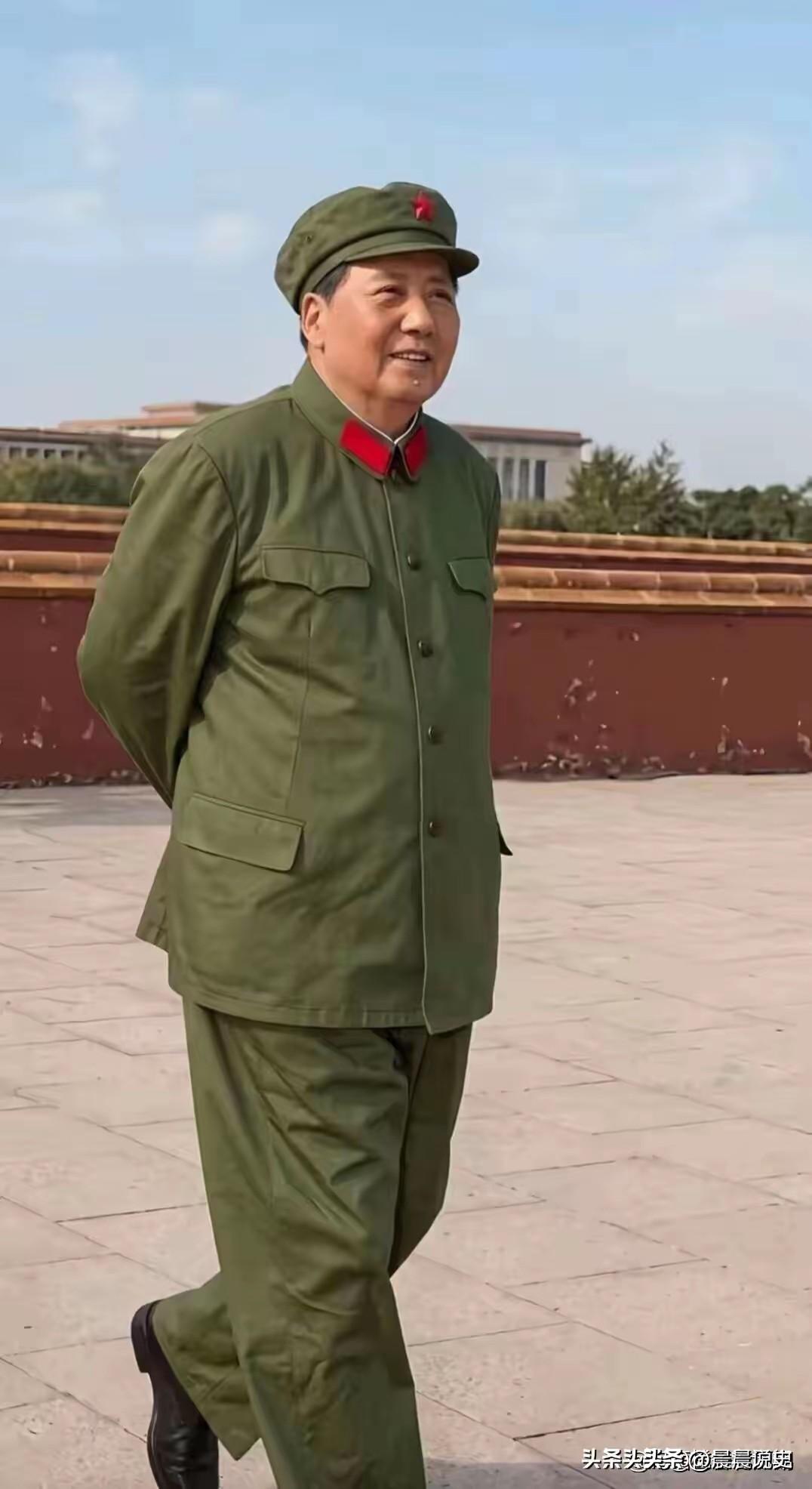 一张八角帽戎装照，惊艳百年岁月！藏着中华民族不屈的信仰脊梁
 
戎装照片毛主席更