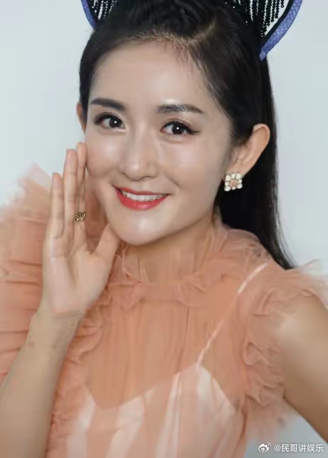 突然理解芒果台了，  虽然争议不小，  但是我敢确定一件事，那就是侯佩岑的内涵和