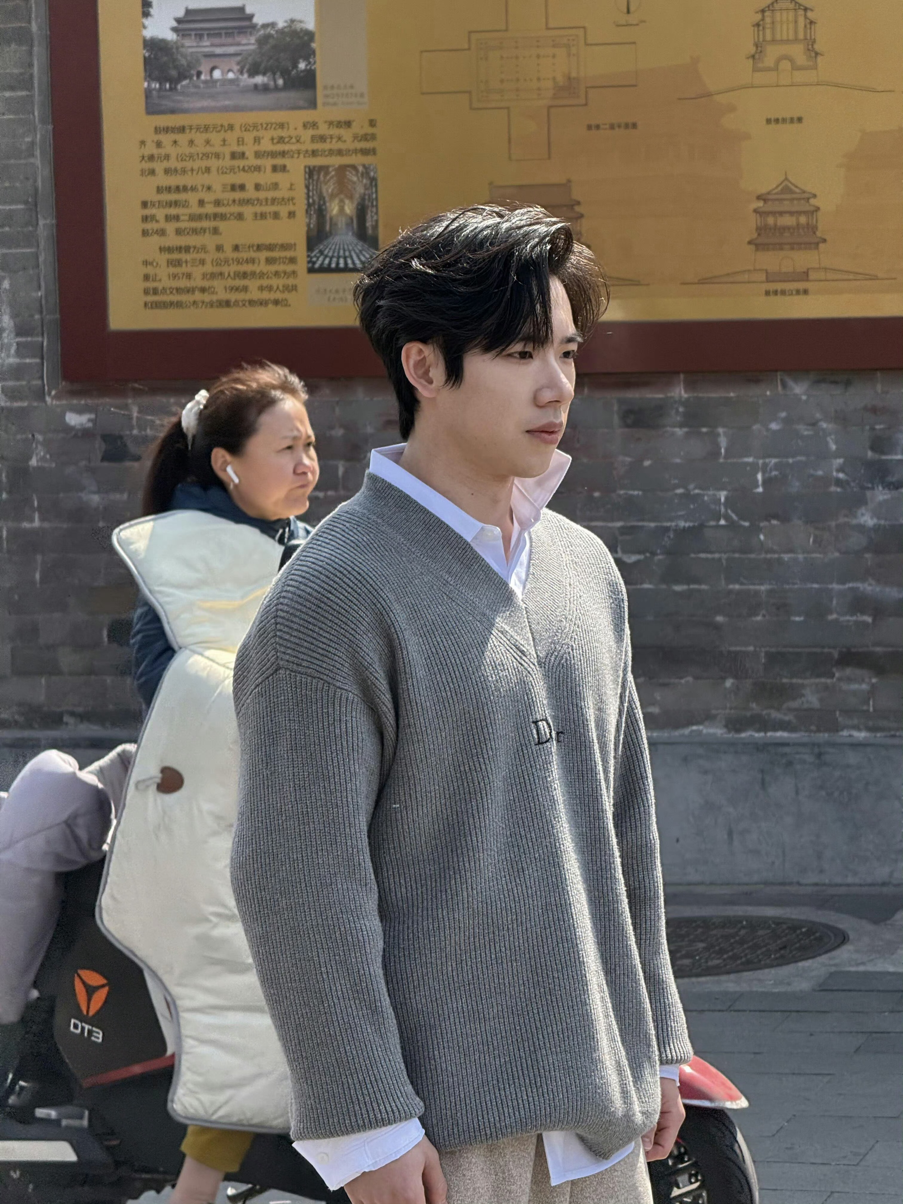 张博恒现身鼓楼拍摄茶茶张博恒现身北京鼓楼拍摄！气质好，发型到位，状态太好了