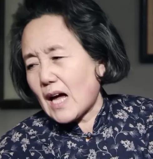  一大妈的扮演者吴栩栩，1951年出生于沈阳，在剧中饰演了一位善良的老太太，镜头