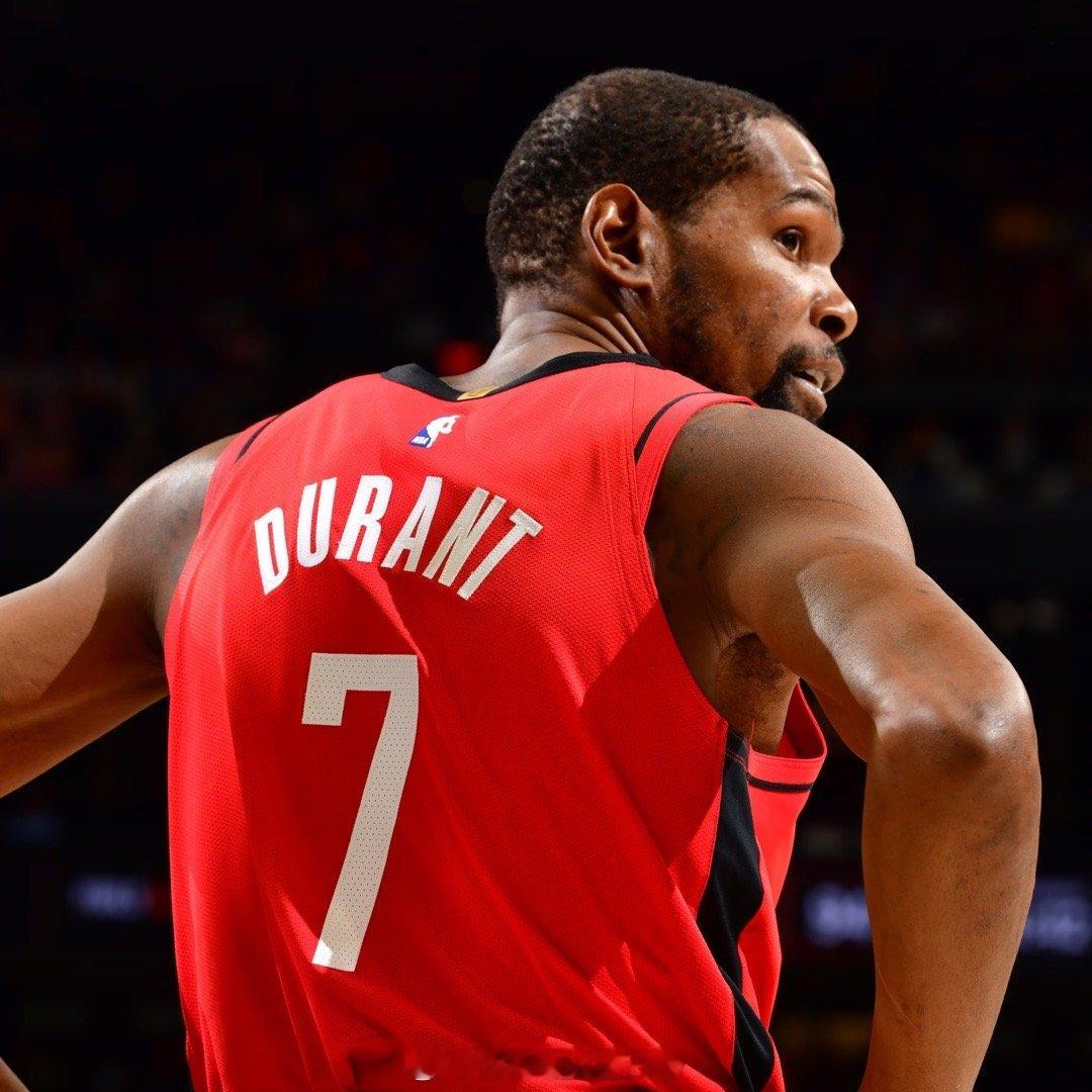 记者：“在你职业生涯已经取得这么多成就之后，再拿一座总冠军对你还有多大激励？”杜