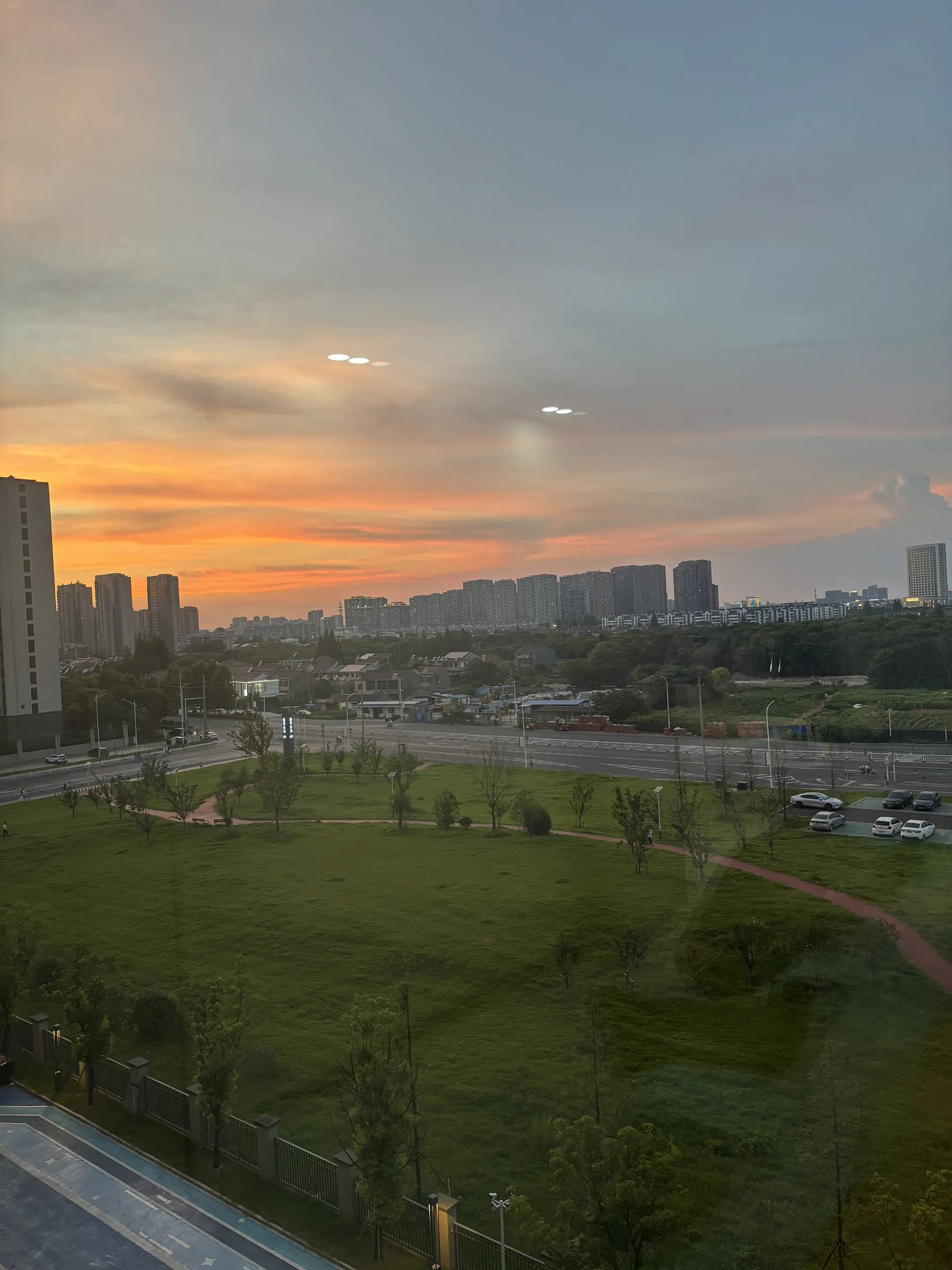希望你快点长大，又怕你长的太快。大了就不能经常陪妈妈了。我太害怕失去和孤独。