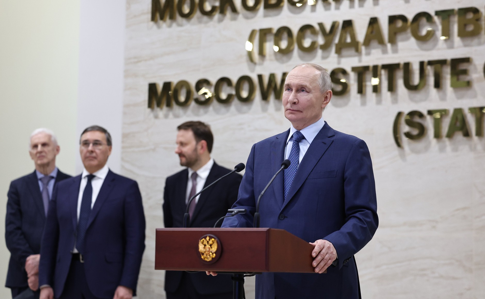 瓦洛佳小朋友  各地区大学园区新设施的启用在莫斯科物理技术学院会场，总统通过视频