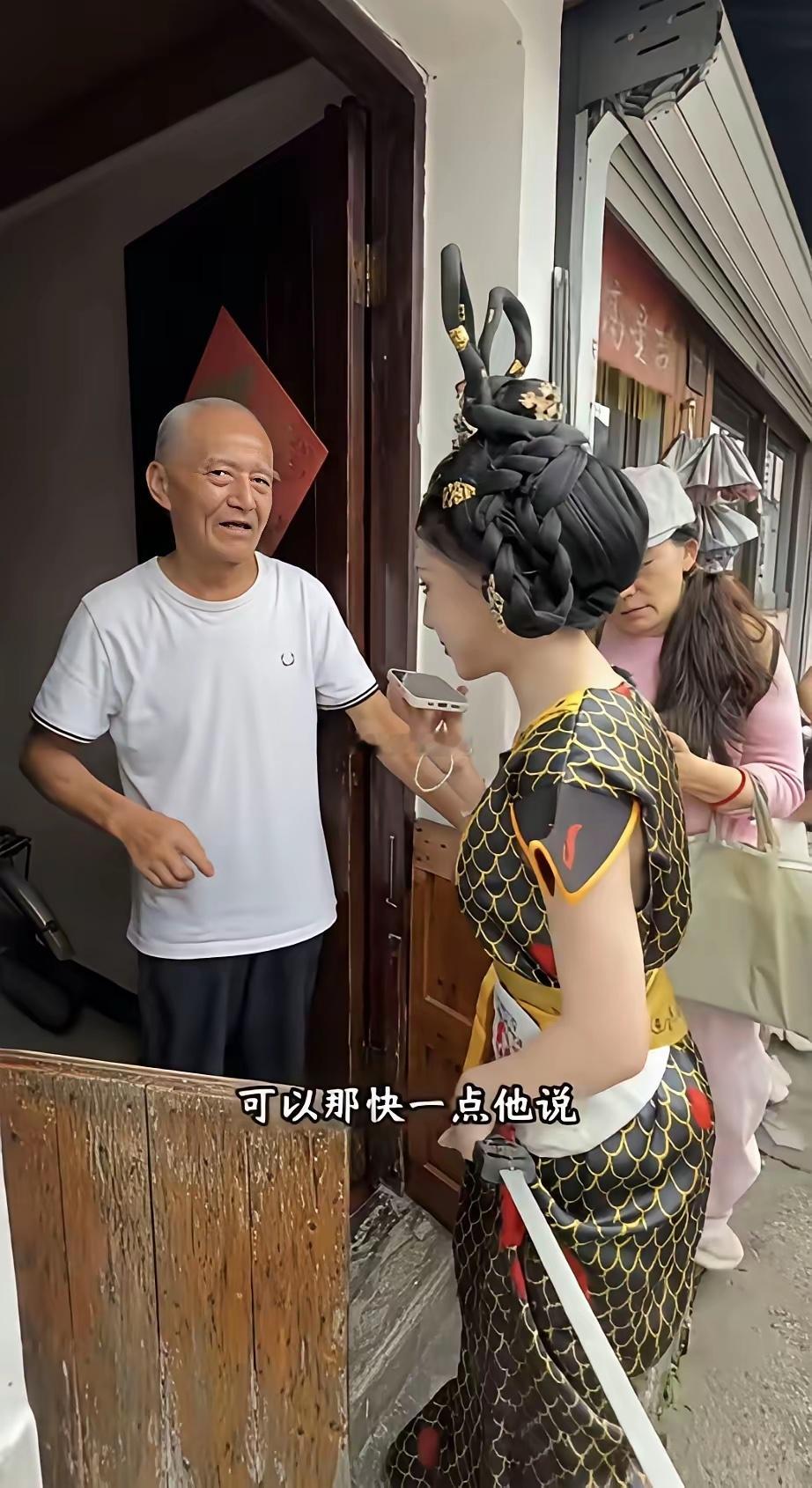 蛇精病为了流量也是拼了，你怎么看这种网红蹭流量行为？ ​​​