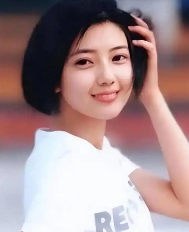高圆圆念书那会儿的颜值有多抗打，她带过课的老师讲过，那时候起码有十个不同班的男同