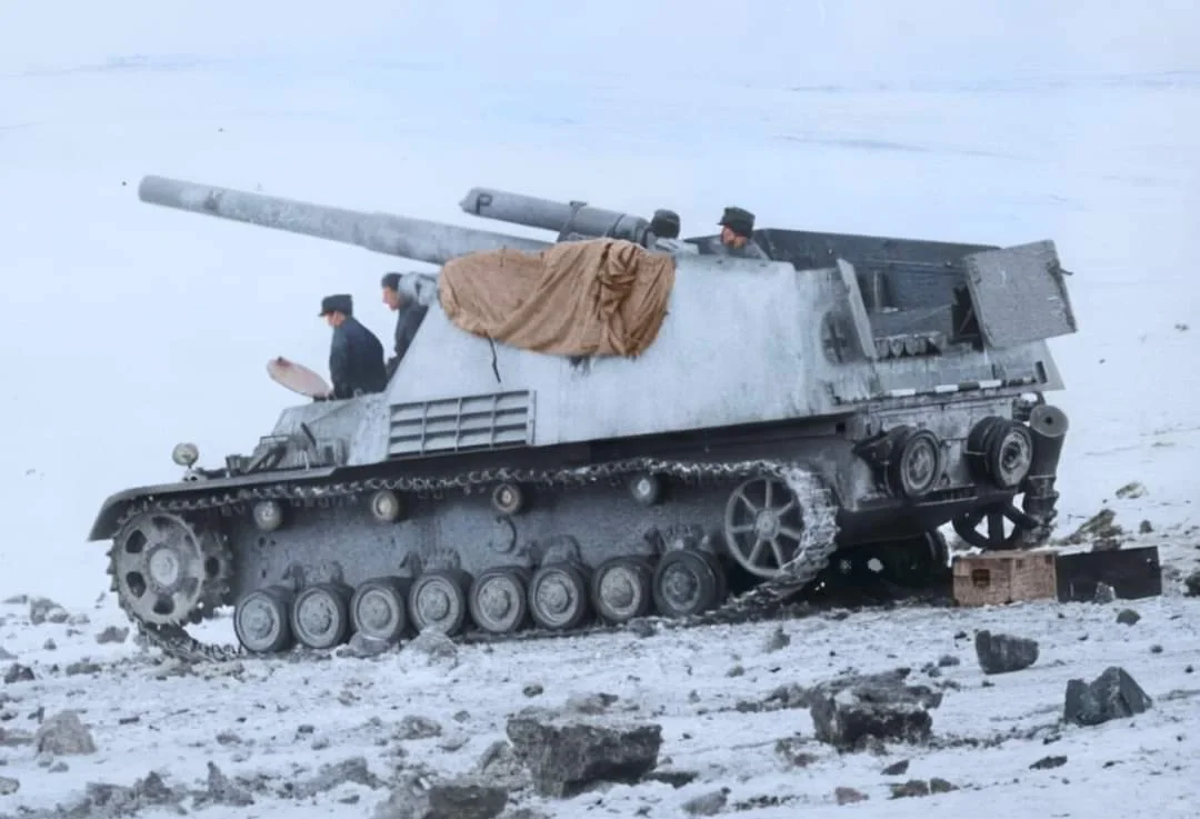 1944年1月在东线，一台德军雪地伪装色的野蜂自行火炮，SdKfz 1...