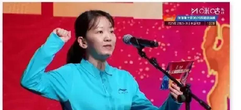 别人用右手宣誓，他偏举左手——这只手刚横扫世界前十。
你看他在WTT赛场，左手挥