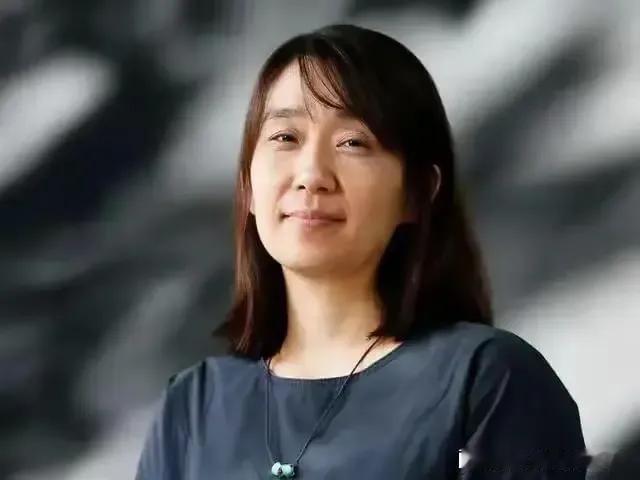 韩国的美女作家韩江，获得诺贝尔文学奖，千呼万唤始出来，她居然不去领奖，她根本不屑