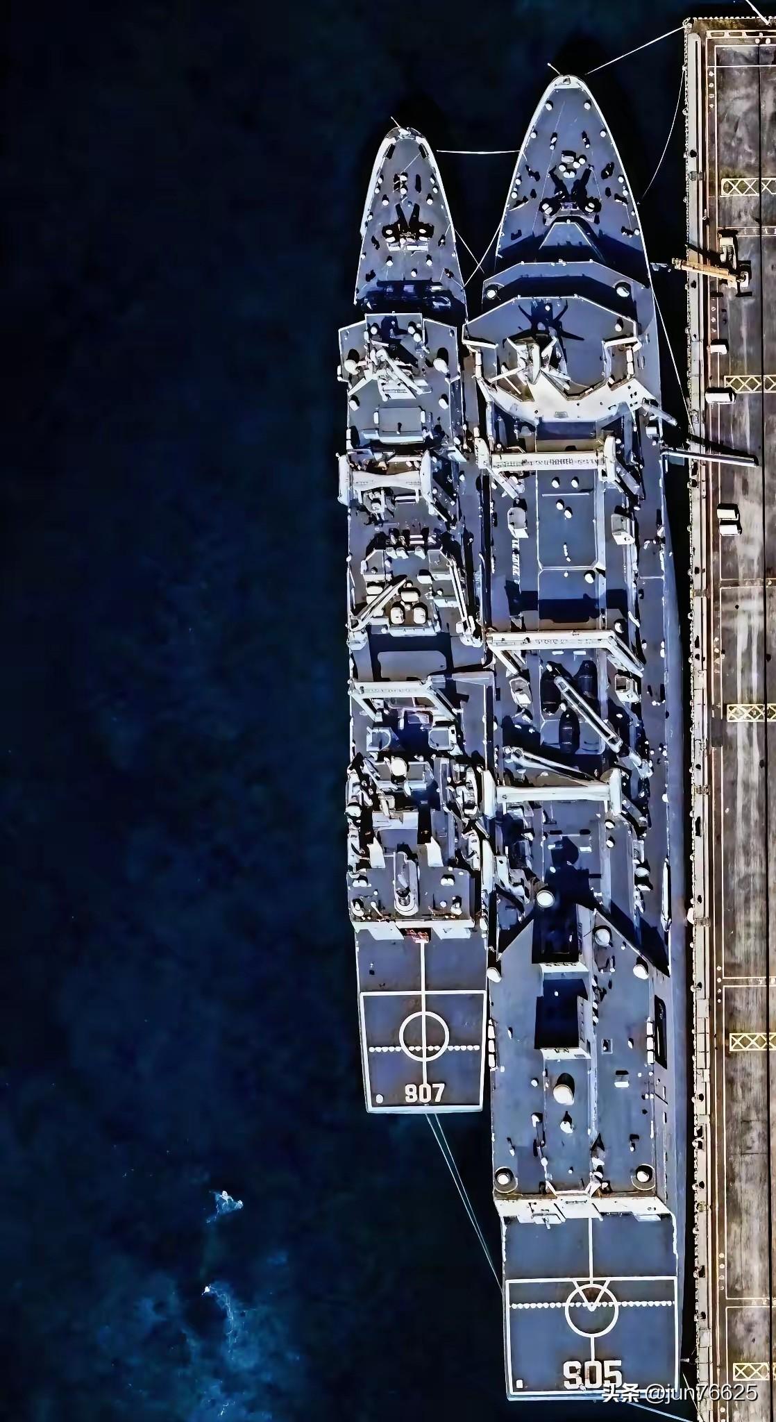 它们同框时：中国海军两款综合补给舰！
海军的两型综合补给舰并列停靠在码头，从空中