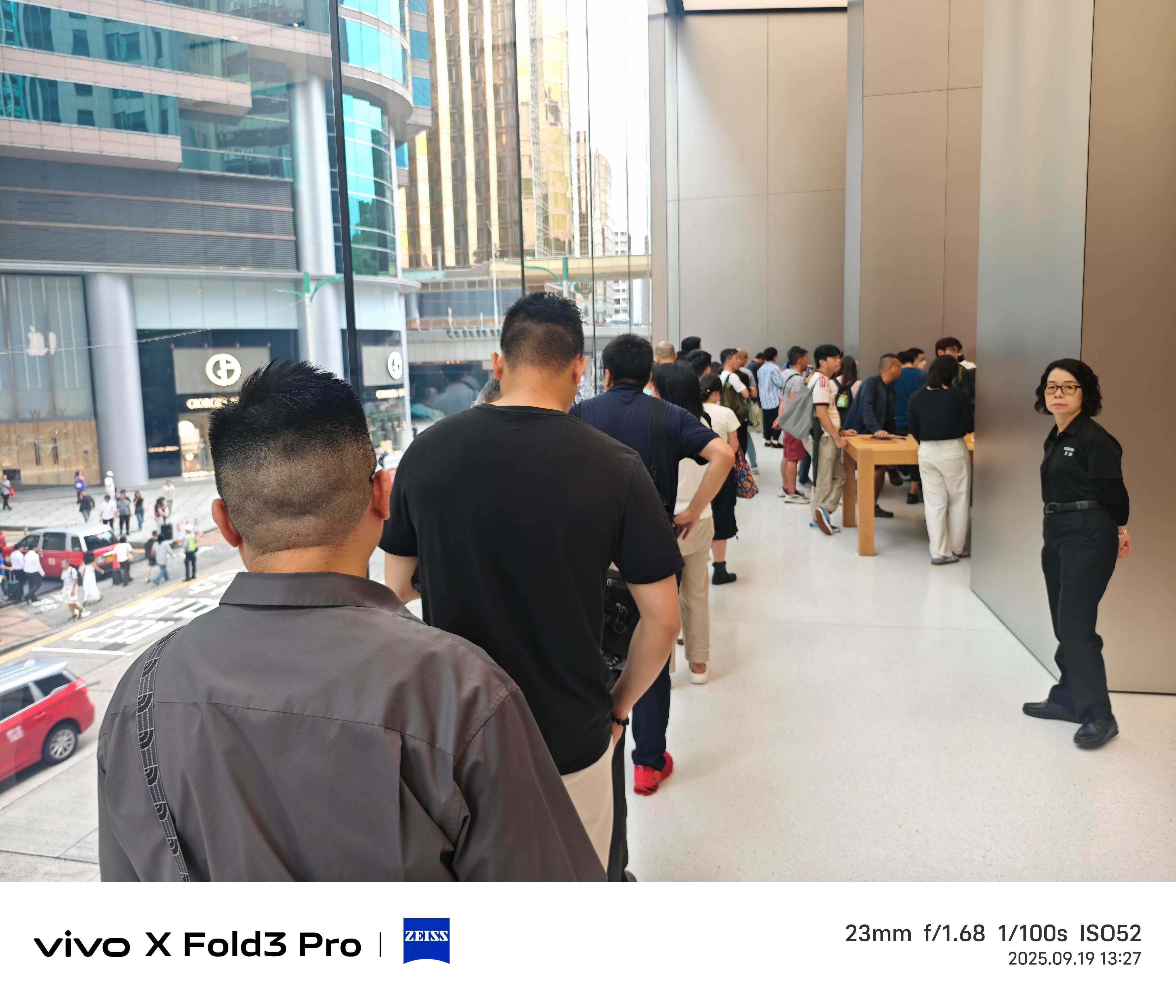 说实话做这行这么多年，第一次在Apple Store 排这么长的队取货！！据说上