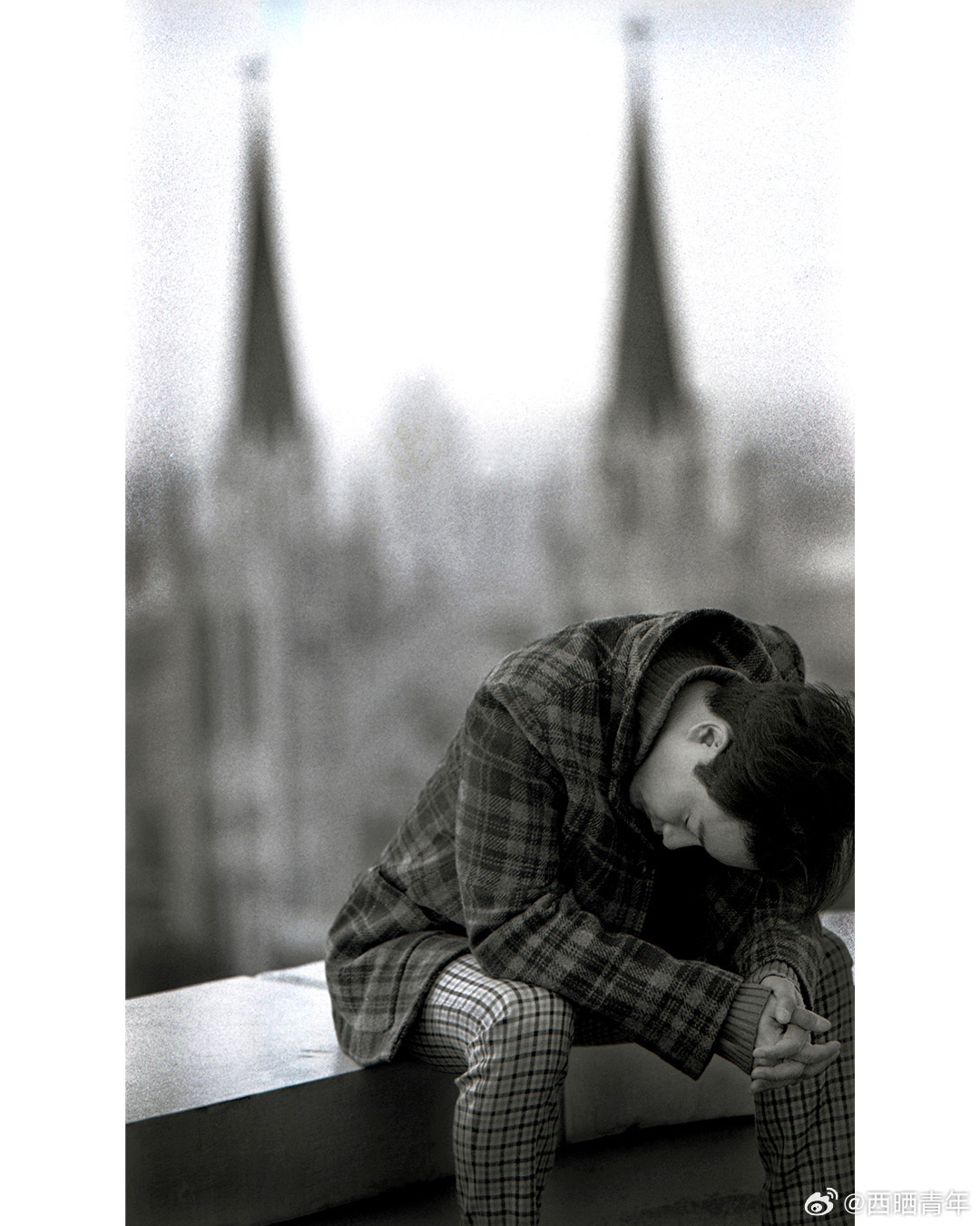 这是一组从未公开过的张国荣照片，是1988年的张国荣。“抵达拍摄地点后，他说稍等