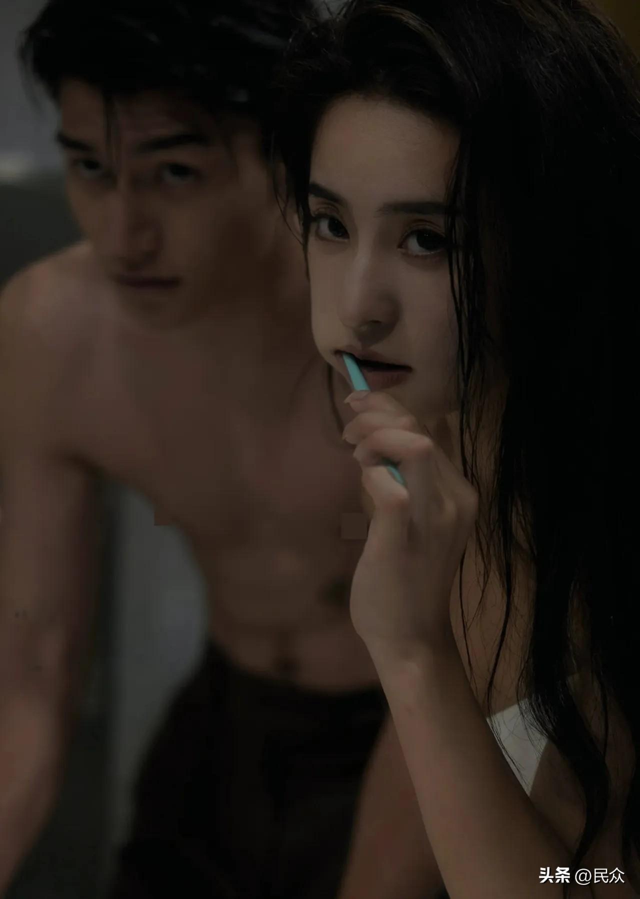 昨天晚上半夜起来运动，被孩子发现了，孩子用一脸懵逼的表情问我“妈妈，你们在干嘛呀
