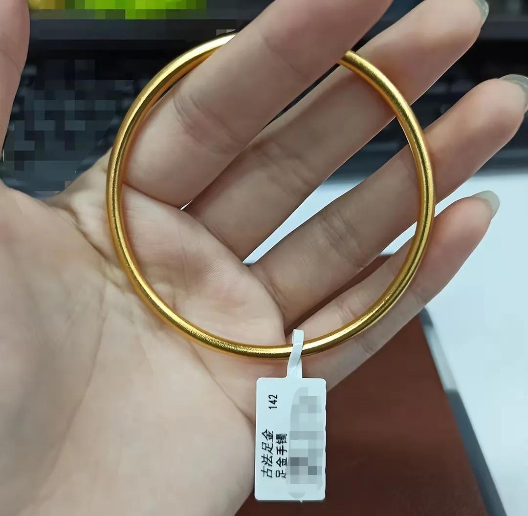 我特意请大姑姐一家来吃饭。一家人热热闹闹地围坐在餐桌旁，气氛十分融洽。我忙前忙后