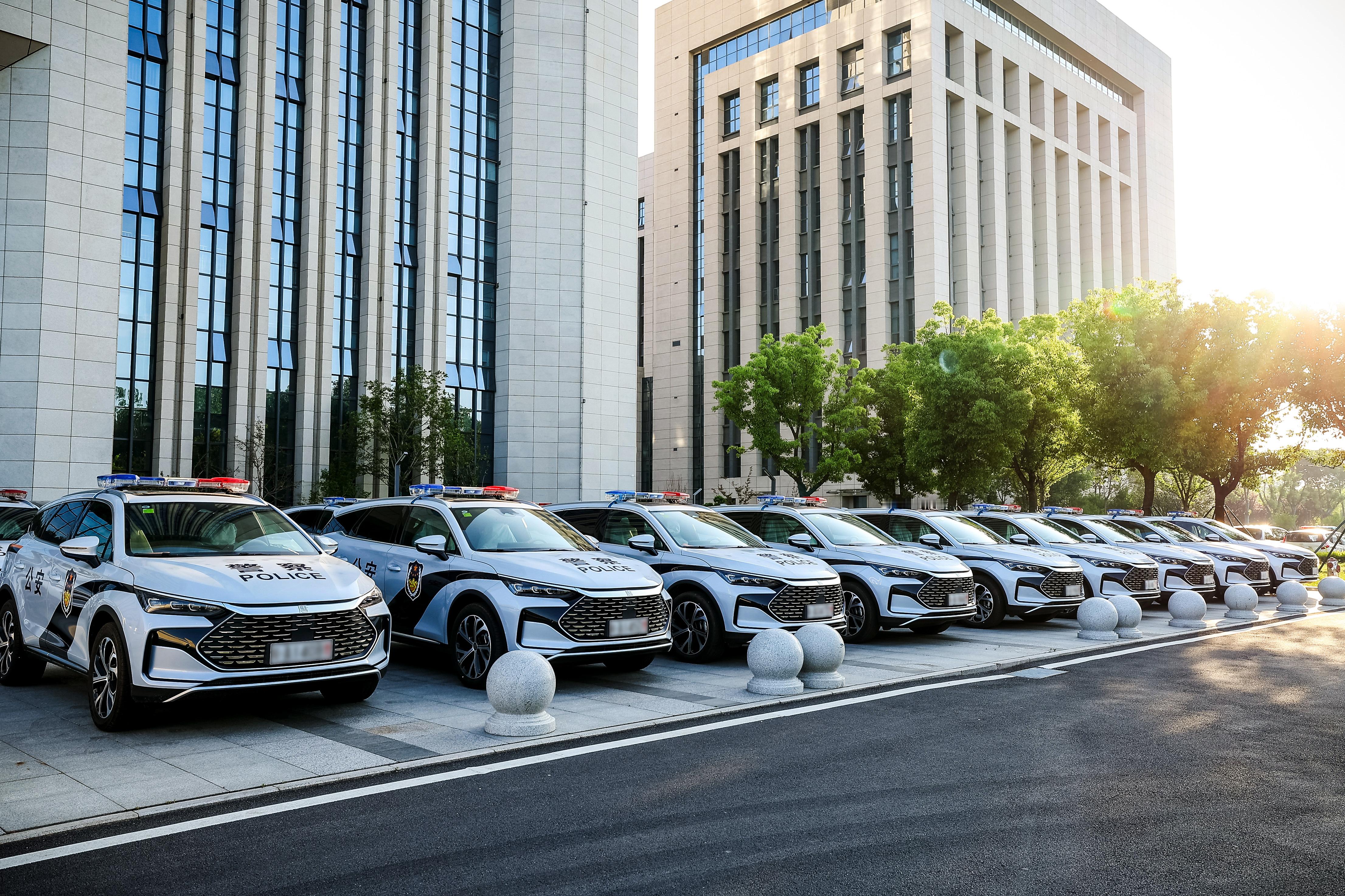 比亚迪凭硬核实力出圈，还记得《守护解放西》里那些帅气出警的镜头吗？镜头之外，一场