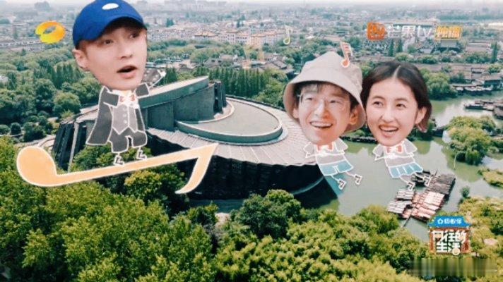 张艺兴彭昱畅张子枫边走路边开嗓《向往的生活》里这一幕也太戳人了吧！张艺兴、彭昱畅