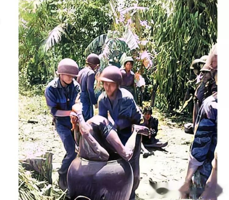 越南战争期间，一队美军士兵正在对抓获的越南女游击队员实施“水刑”进行逼供！
照片