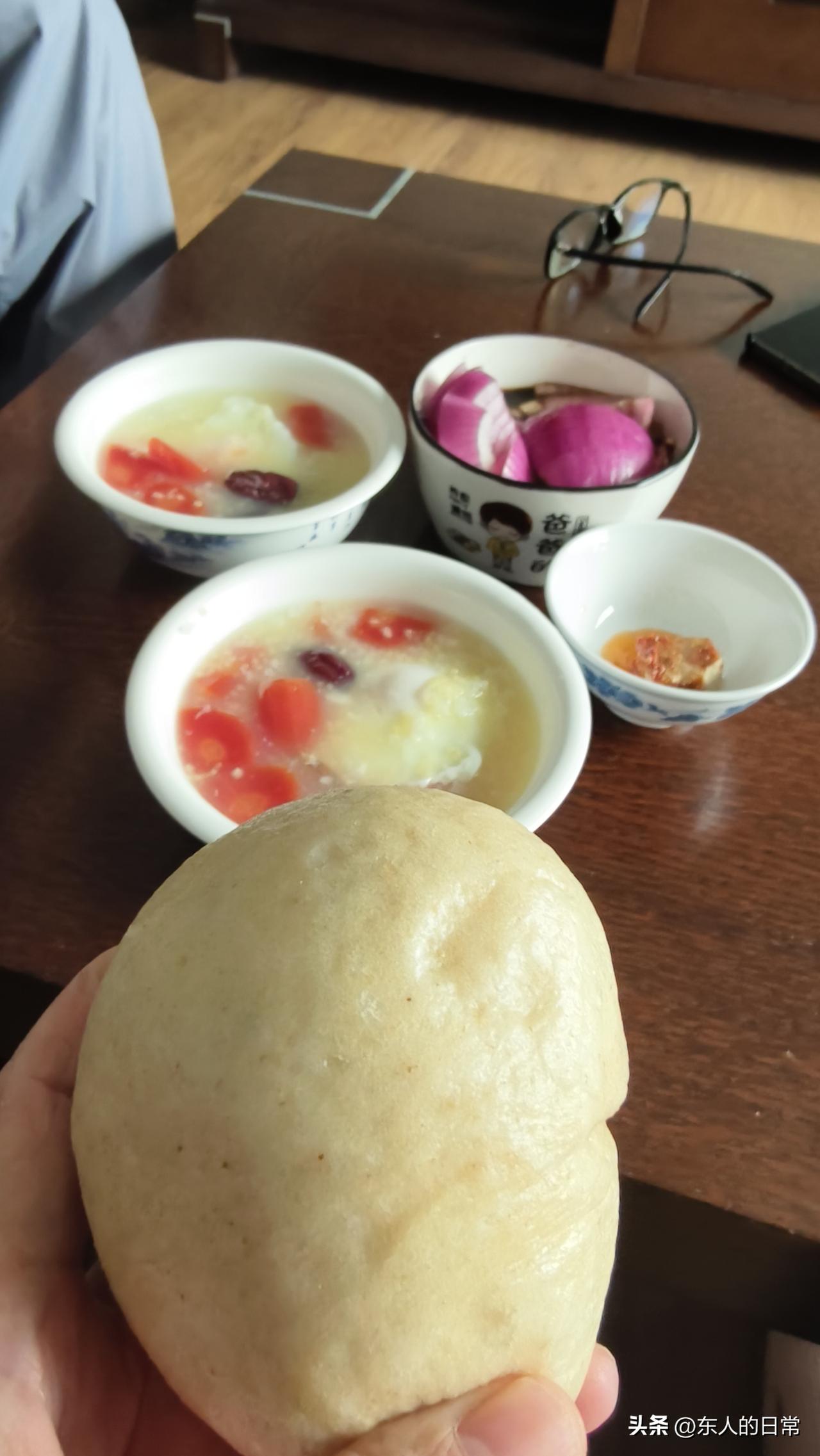 我的老伴今天早上烧稀饭，又换新品种了。

今天老伴他用大米、小米、红枣、胡萝卜、