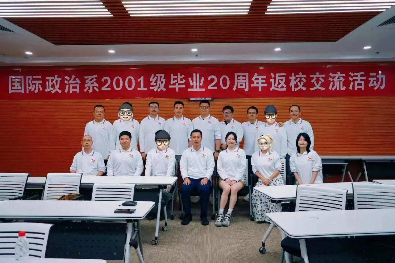 毕业20周年了[呲牙]部分同学返校相聚
我们读国际政治系的时候，全中国有这个专业