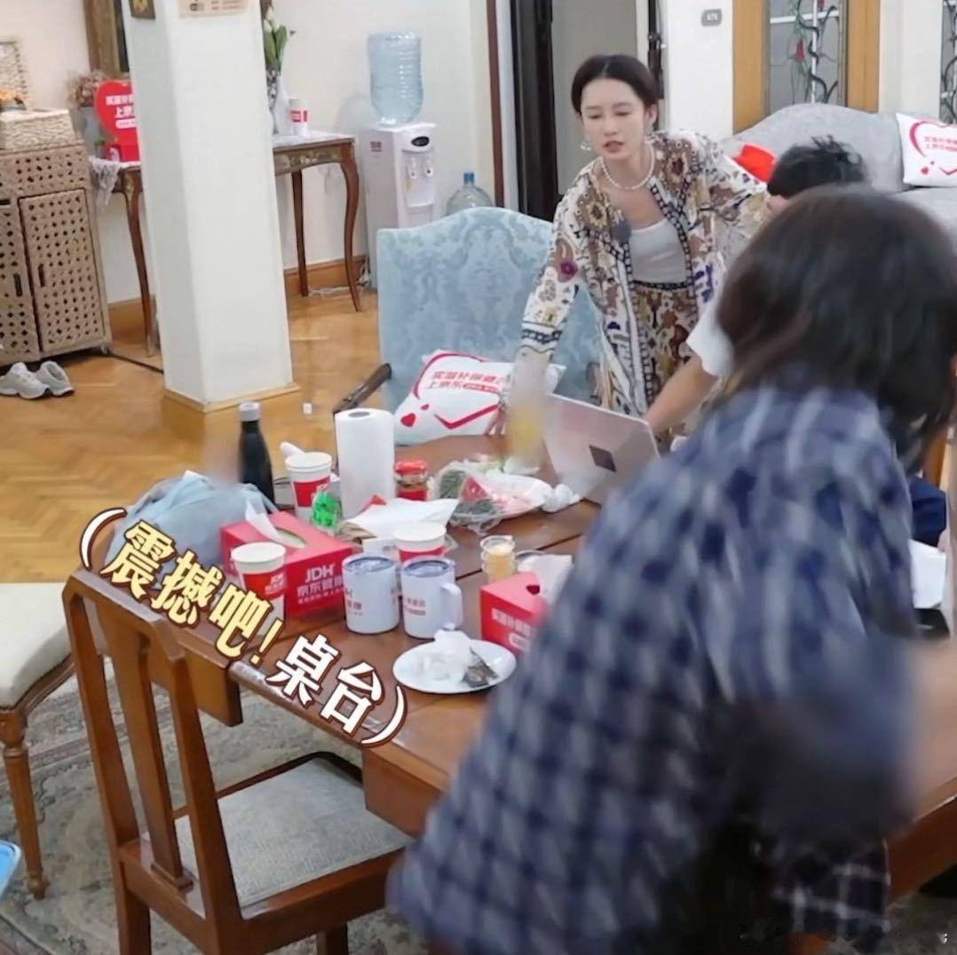 马思纯掀桌了 马思纯找位置拍照，刚坐下，桌子就像个调皮的孩子一样翻了，这有趣的一