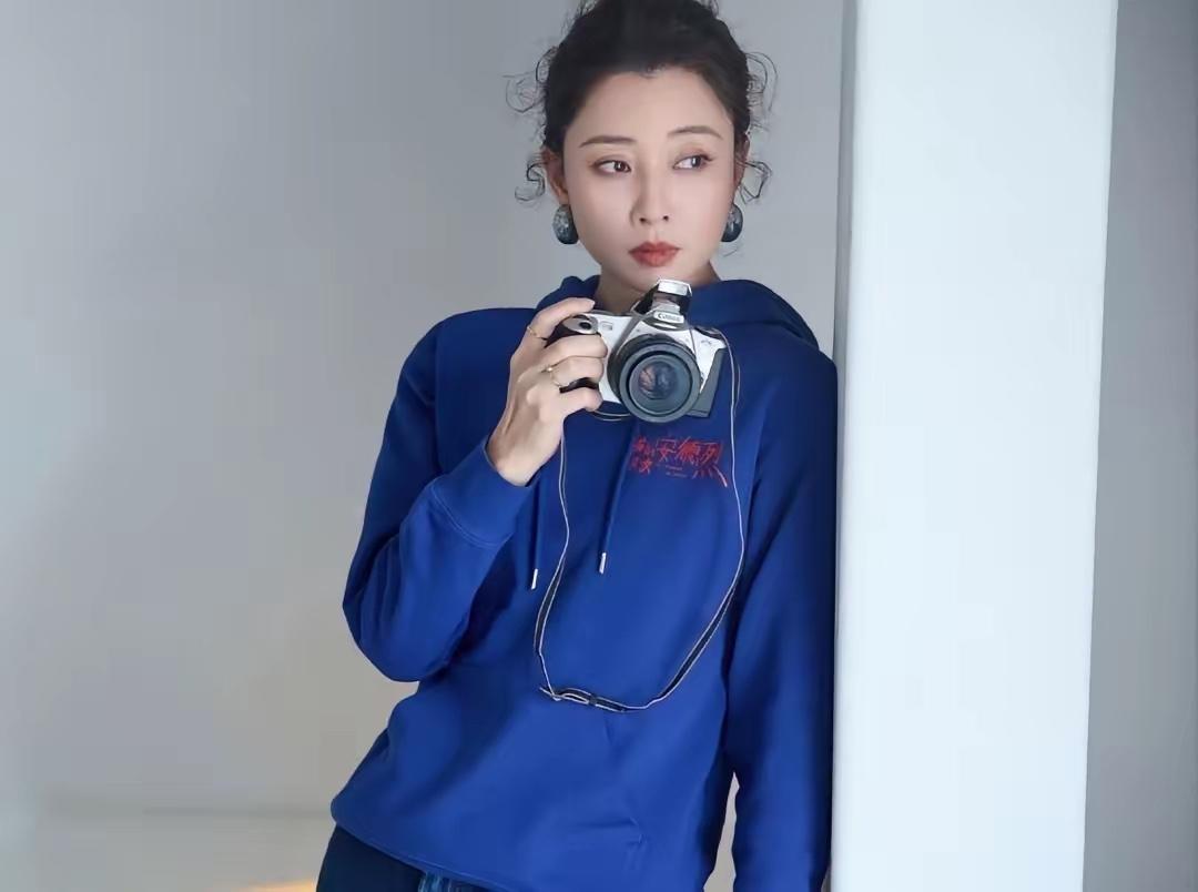 殷桃拿的照相机贵不贵