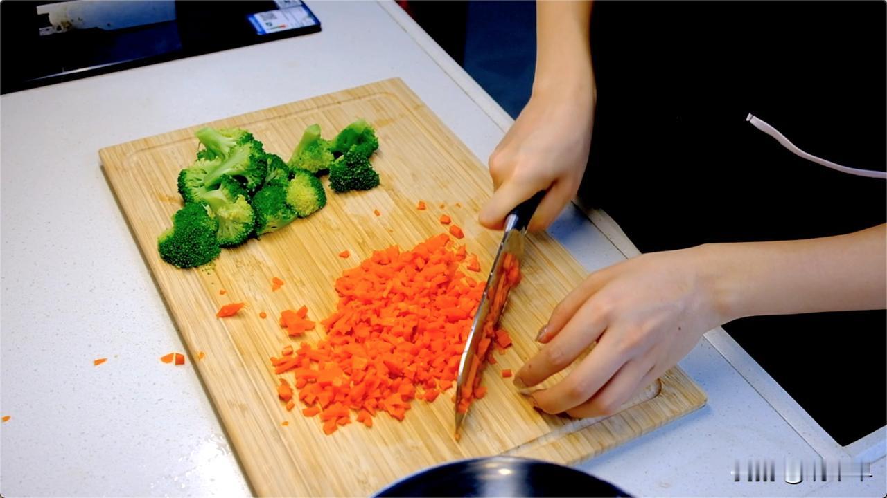 减脂主食是不是吃来吃去都是紫薯玉米，已经吃腻了呀？不如试试这个土豆泥三明治，一定