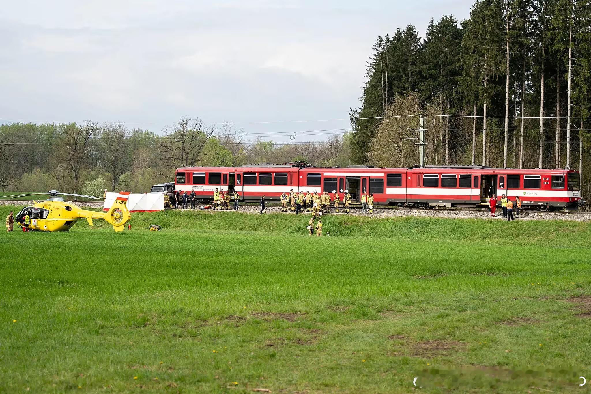 曼宁格去世曼宁格因火车撞击去世 看了一下事故现场图，这轨道周围也没看见路啊？看起