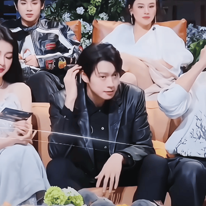 有的人以为坐在台下就不会被逮住嘿嘿被我抓住了吧😚 ​​​